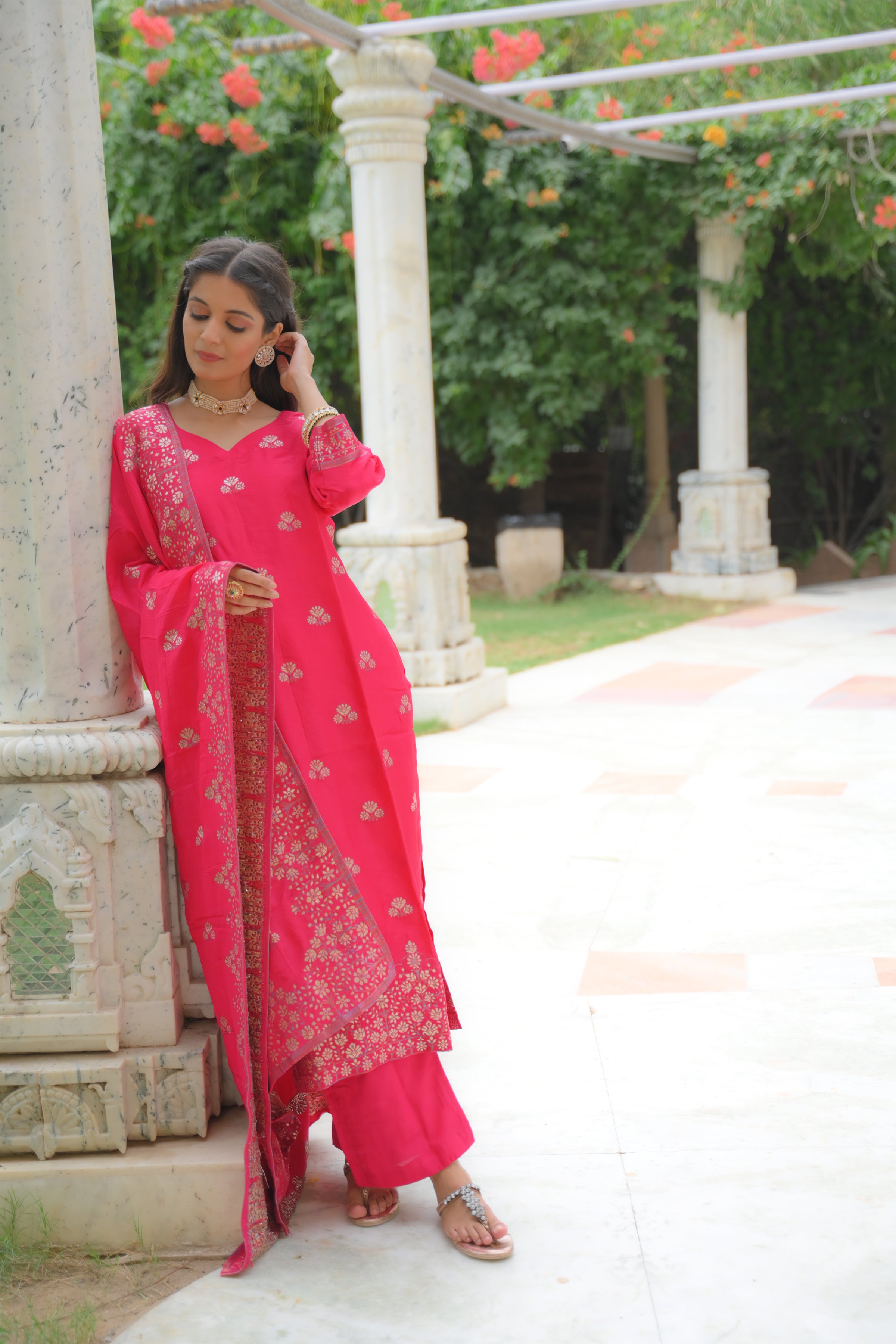Style Guide on What To Wear For Karva Chauth - From Traditional to Modern  Outfit Styles.